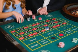 Layar Live Baccarat jepangbet menampilkan dealer langsung, meja kartu, dan antarmuka taruhan di aplikasi mobile